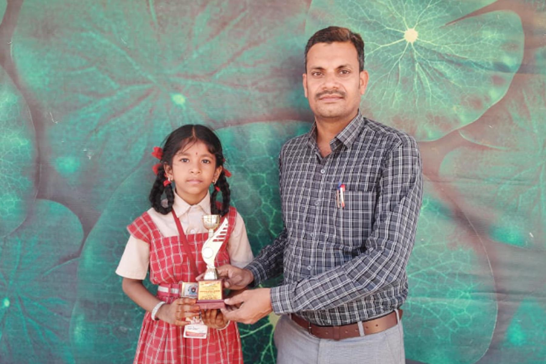 Glittering star with ‘SHINING STAR’ Award