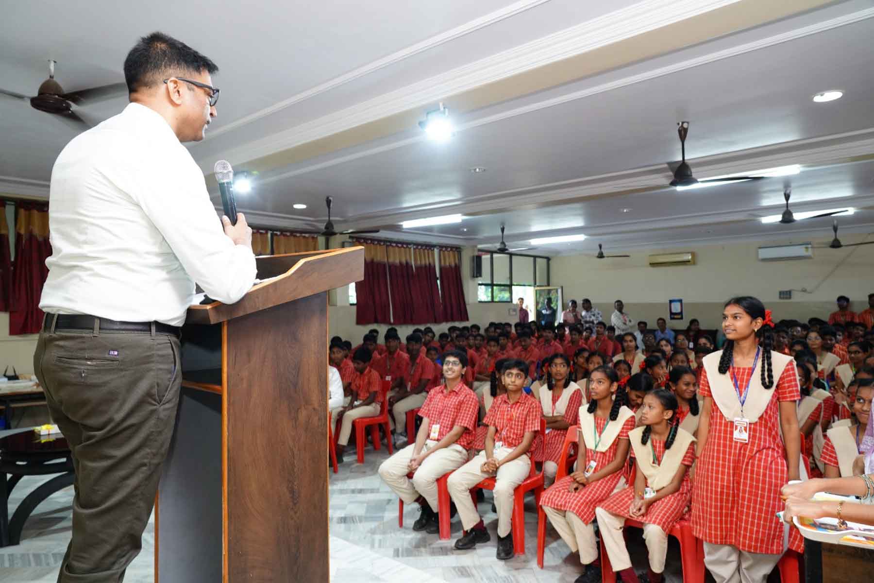 "Inspiring Excellence: IPS Officer Sri K. Sunil Emmanuel Visits Sri Prakash Educational Institutions"