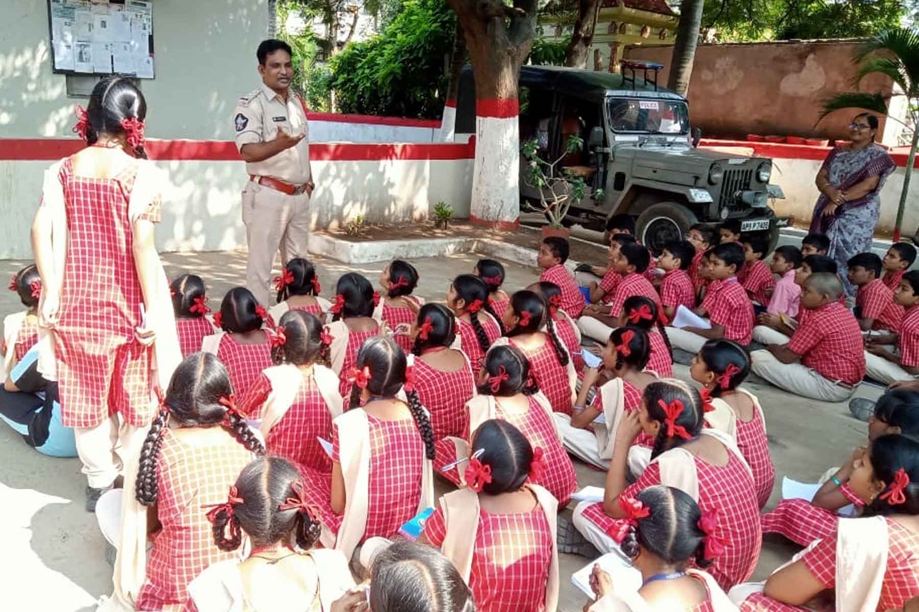 "Learning beyond the Classroom: Sriprakash students visit Police station