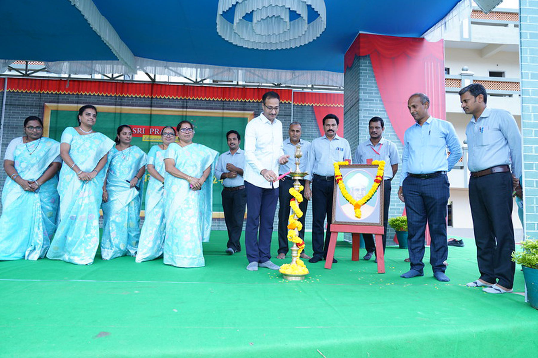 Teachers’ Day in Sri Prakash emphasizes the need to utilize the advanced technology in education